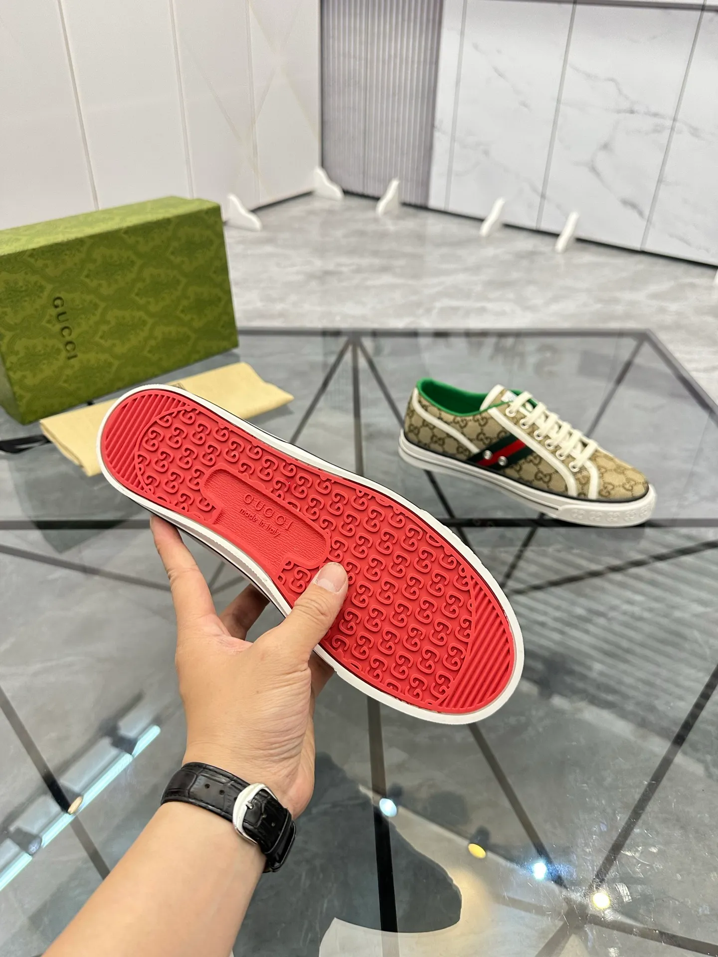 Men's shoes: 💰P360¥ Product trademark: Gucci* "Gucci*" low-cut casual shoes Regular size: 38-44 (can be customized to 45.46.) Product materials: Original material from the upper counter, breathable lining, original outsole. Number: 661
